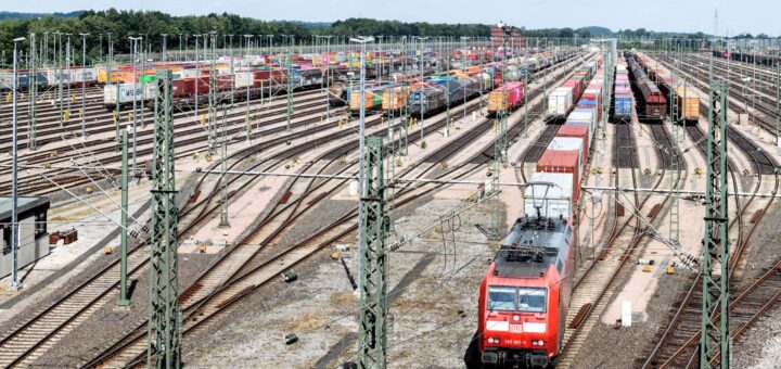 Poland clears major rail junction for airport project